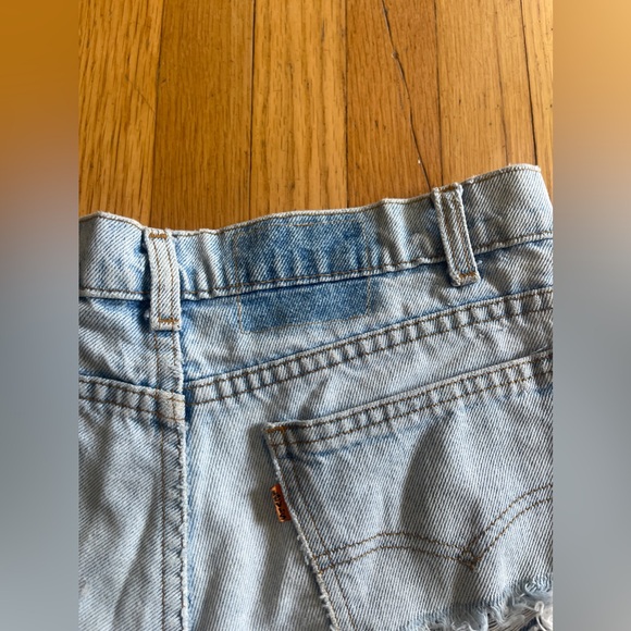 80s Vintage Light Wash Levi’s Cut off Jean Shorts - Picture 7 of 9
